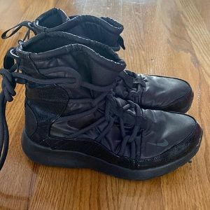Black Nike winter boots